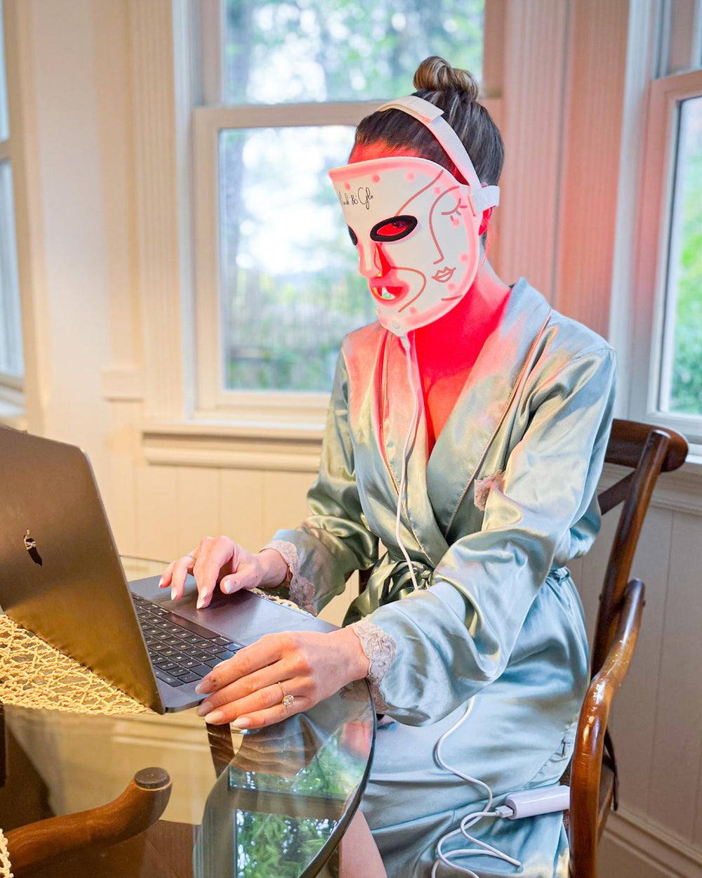 How does red light therapy work?
